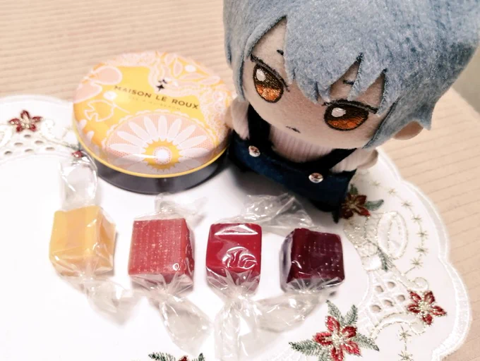ねぬ「どれに～しようか～～」(貰ったお菓子を入れたり戻したりしている)#金曜ぬいNight 