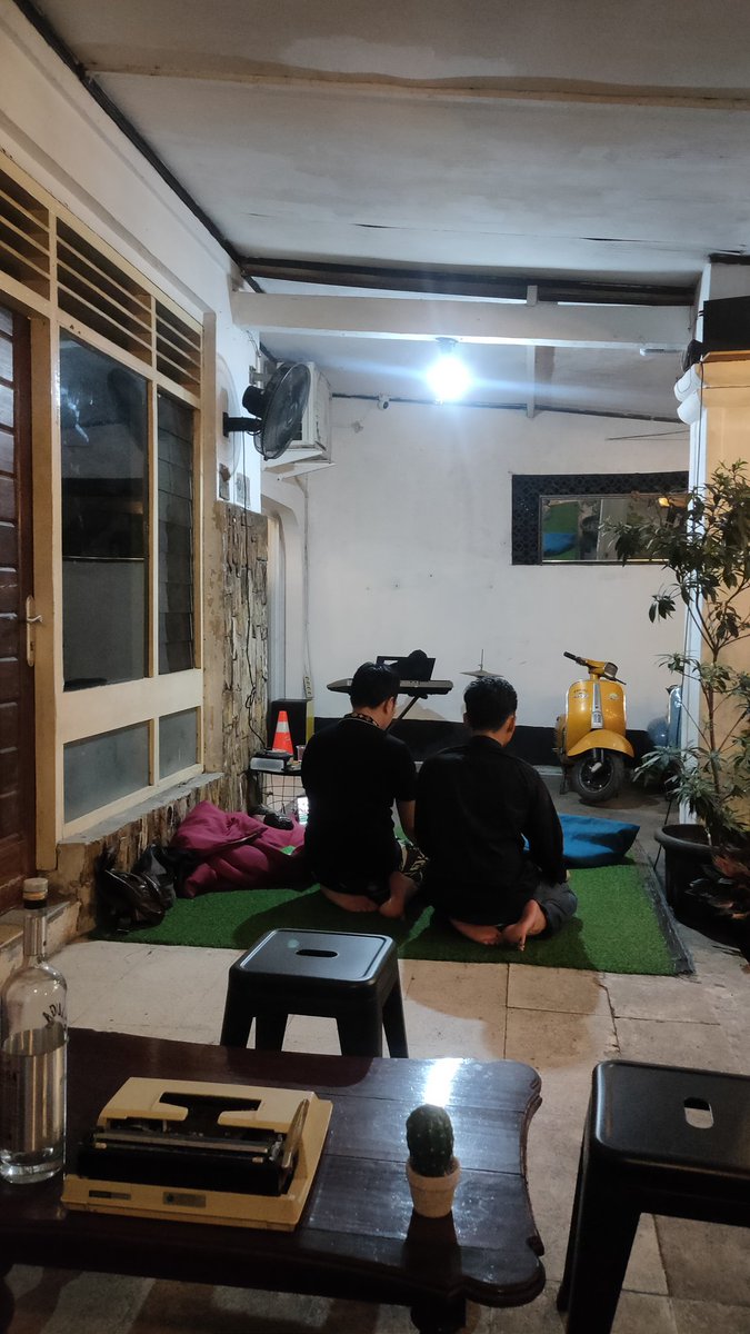 Lagi mampir ke warkop Aldi Taher.. anjir baru tau kalo sholat dia Live 😂