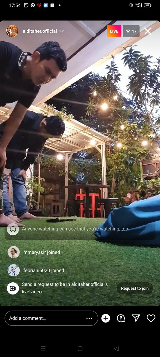 mmaryasir's tweet photo. Lagi mampir ke warkop Aldi Taher.. anjir baru tau kalo sholat dia Live 😂 https://t.co/I5xvDB55Cw