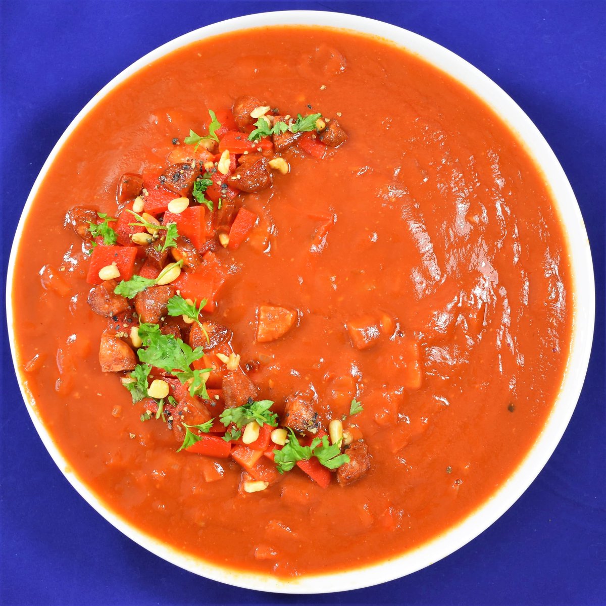 How good does this chorizo and red pepper soup look? Simple recipe here: manvfat.com/chorizo-and-re…