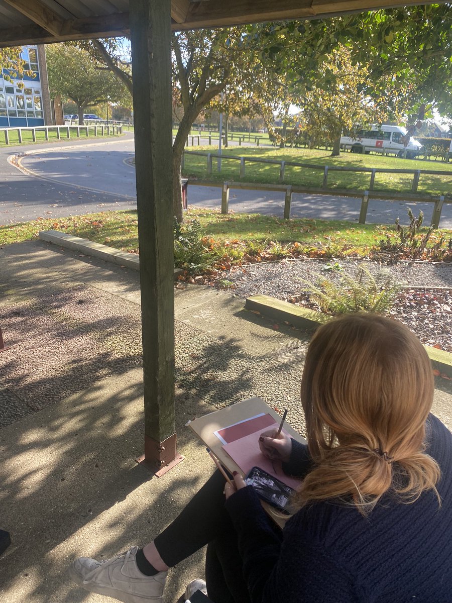 Headlands_6form's tweet photo. Year 12 art students are taking advantage of this beautiful autumn day to do a spot of open air drawing. 

They are focusing on drawing organic materials using limited materials forcing them to think about tone, texture and shading techniques. https://t.co/ucSY7CJ1Pc