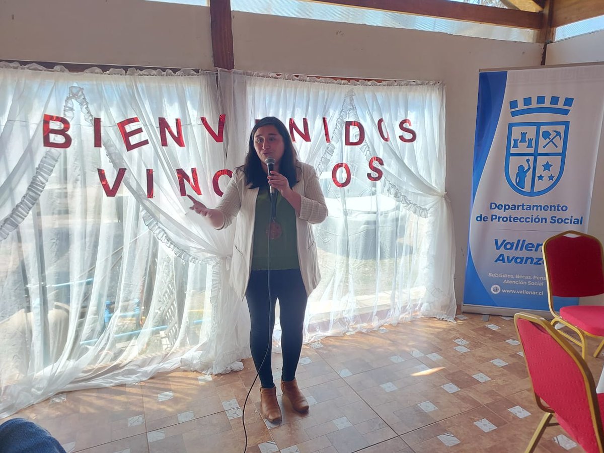 MDSAtacama's tweet photo. 📍La seremi @MDSAtacama Yosselin Moyano junto al equipo del programa Vínculos de Vallenar y los adultos mayores de la comuna participaron en una actividad denominada "Malón". "Retornando a las actividades presenciales". 

#SeguimosAvanzando🌳 por la región. https://t.co/TAPklW7miV