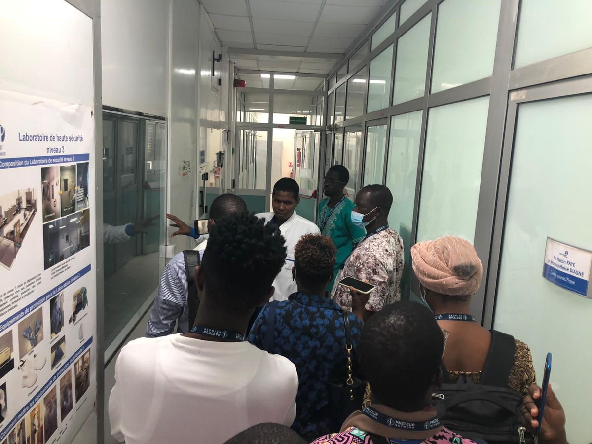 rjsaf's tweet photo. Les participants dans les locaux de l'institut Pasteur de Dakar en compagnie des chercheurs... #CMJSF @ACS_Qc @ajsg2017 https://t.co/luOThTMYBF