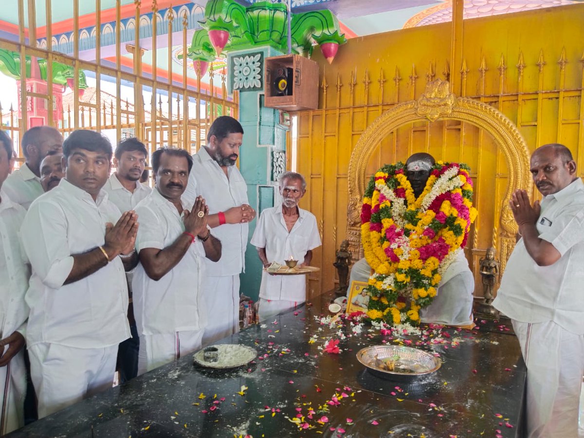 Selvamohandas_6's tweet photo. கழகப் பொதுச்செயலாளர் மாண���புமிகு முன்னாள் முதல்வர் எடப்பாடியார் அவர்களின் ஆணைக்கிணங்க,தேவர் ஜெயந்தி விழாவில் கழகம் சார்பில் தங்க கவசம் மற்றும் மாலை அணிவித்து மரியாதை செலுத்துவதற்கான ஏற்பாடுகளை நானும் கழக  பிரமுகர்களும் சென்று பார்வையிட்டோம்.
@EPSTamilNadu 
@AIADMKOfficial https://t.co/7bZVpm5twC