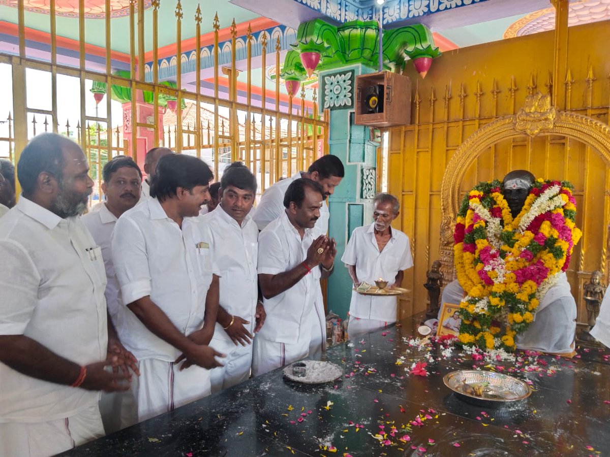 Selvamohandas_6's tweet photo. கழகப் பொதுச்செயலாளர் மாண���புமிகு முன்னாள் முதல்வர் எடப்பாடியார் அவர்களின் ஆணைக்கிணங்க,தேவர் ஜெயந்தி விழாவில் கழகம் சார்பில் தங்க கவசம் மற்றும் மாலை அணிவித்து மரியாதை செலுத்துவதற்கான ஏற்பாடுகளை நானும் கழக  பிரமுகர்களும் சென்று பார்வையிட்டோம்.
@EPSTamilNadu 
@AIADMKOfficial https://t.co/7bZVpm5twC