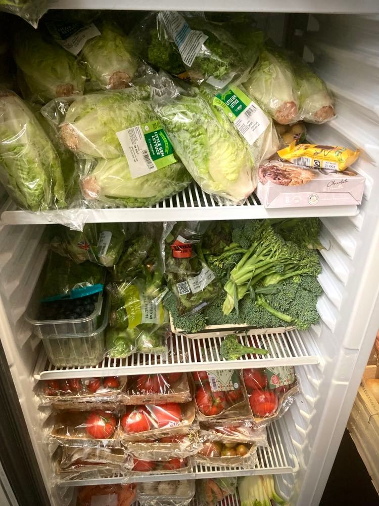FREE GROCERIES TODAY FOR FAMILIES &amp; ANYONE IN NEED.
This is some of what's we've got today at Chelsea #CommunityFridge! Open 1.30-3.30pm, entrance by 33 Chelsea Manor Street.Turn up &amp; take home a bag. #Chelsea Methodist Church SW3 5TX
Tel 020 7352 9305

#freefood #endfoodpoverty