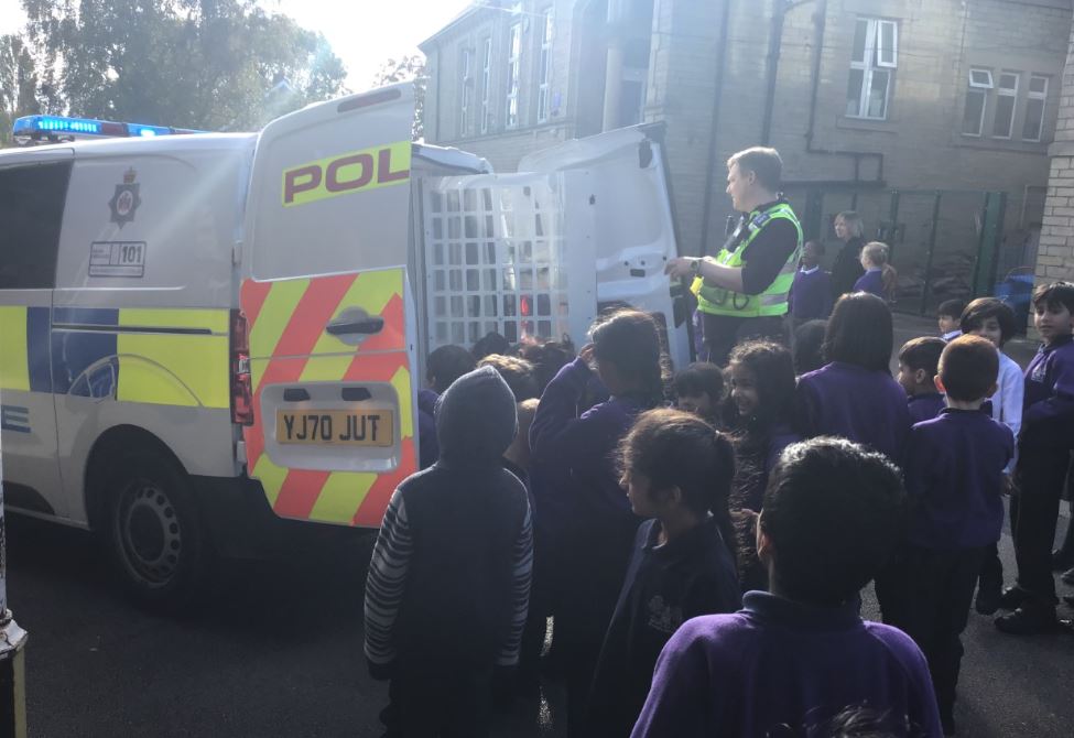 shipley_ce's tweet photo. A huge thank you to our PCSO's for coming to speak to reception about the role of the police as part of their people who help us topic @WYP_PCSO871 @WeAreBDAT #community #EYFS #visitors #peoplewhohelpus #experientiallearning https://t.co/fvIDucokYt