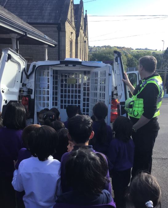 shipley_ce's tweet photo. A huge thank you to our PCSO's for coming to speak to reception about the role of the police as part of their people who help us topic @WYP_PCSO871 @WeAreBDAT #community #EYFS #visitors #peoplewhohelpus #experientiallearning https://t.co/fvIDucokYt