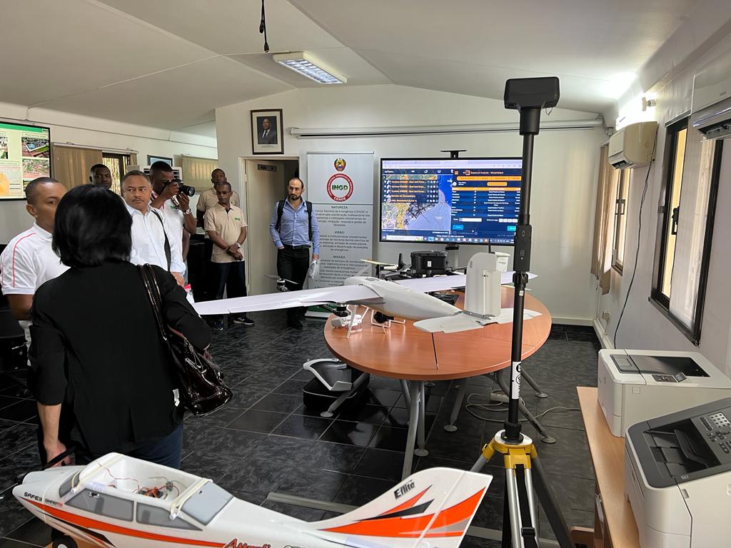 CIMAFoundation's tweet photo. The #IDRRDay continues with @HeadUNDRR: together with @_AfricanUnion representatives we are visiting our #CENOE/INGC partners at the Operational Centre for Integrating Risk Data, where #myDewetra is running at the Operational Centre for Integrating Risk Data #EarlyWarningForAll https://t.co/LafzLL7GDA