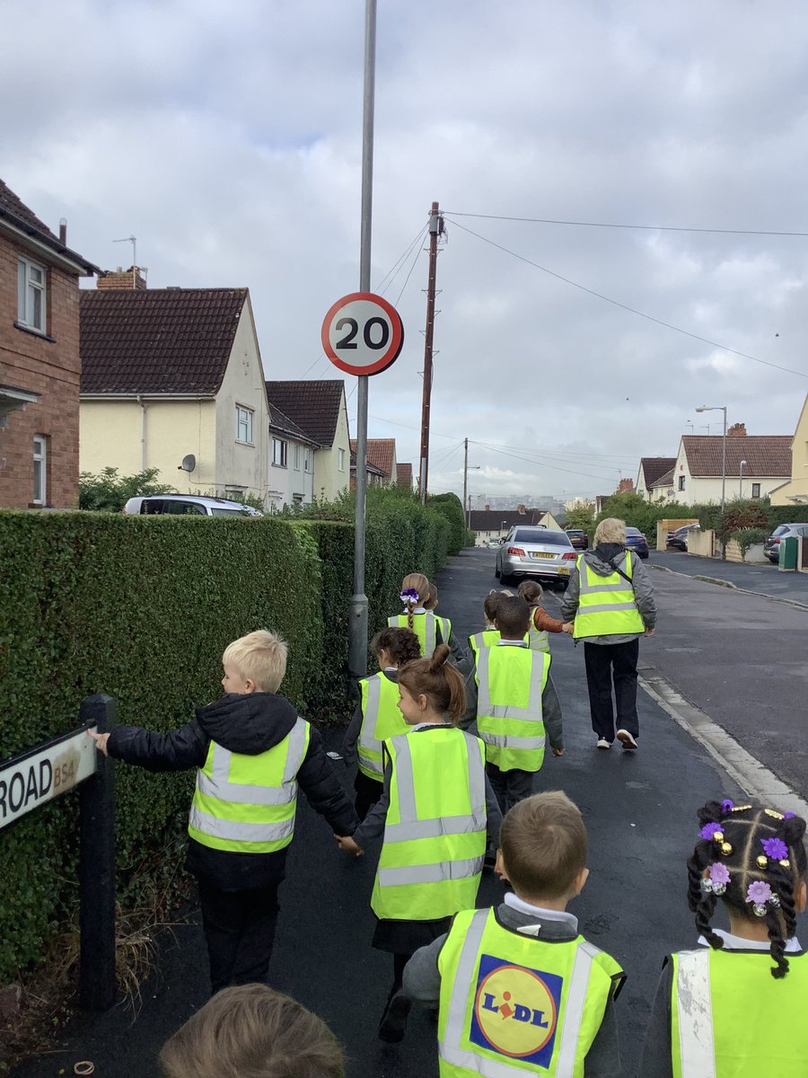 Oak class were really excited to have their first trip. We went on a shape walk in the local area and spotted so many shapes. We had to look all around, even down at the ground! @VenturersTrust #EYFS #maths