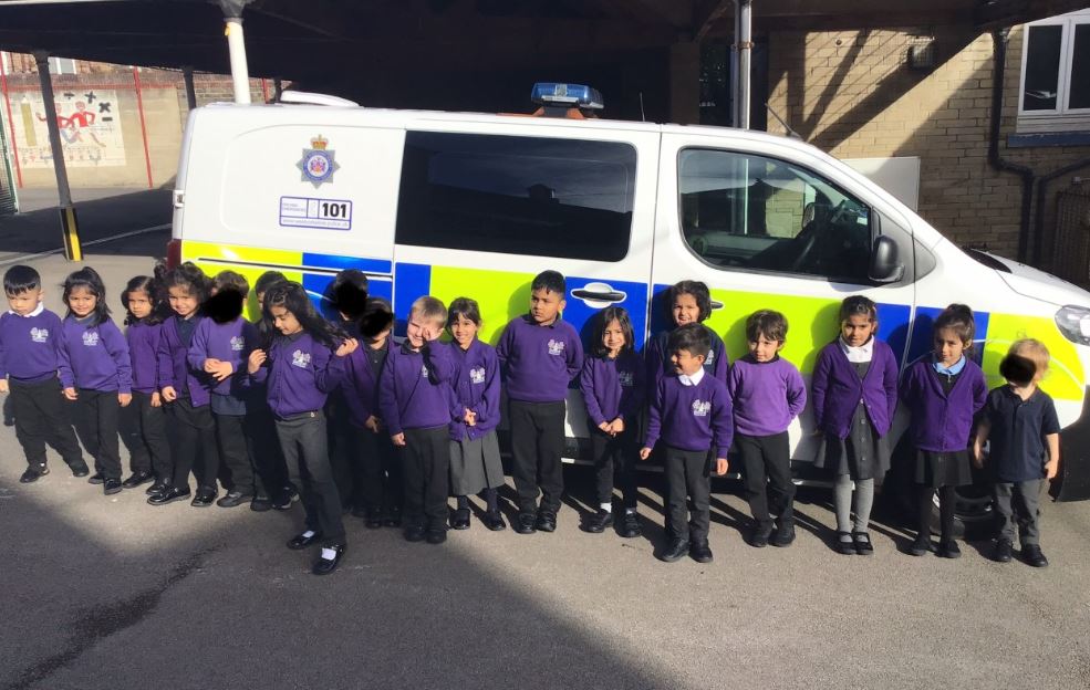 shipley_ce's tweet photo. Thank you @WYP_PCSO871 ! What an exciting morning Reception have had! @WeAreBDAT #community #visitors #curiousity #askingquestions #EYFS #reception #curriculumenhancement #enrichment https://t.co/yC3DfLBWOi
