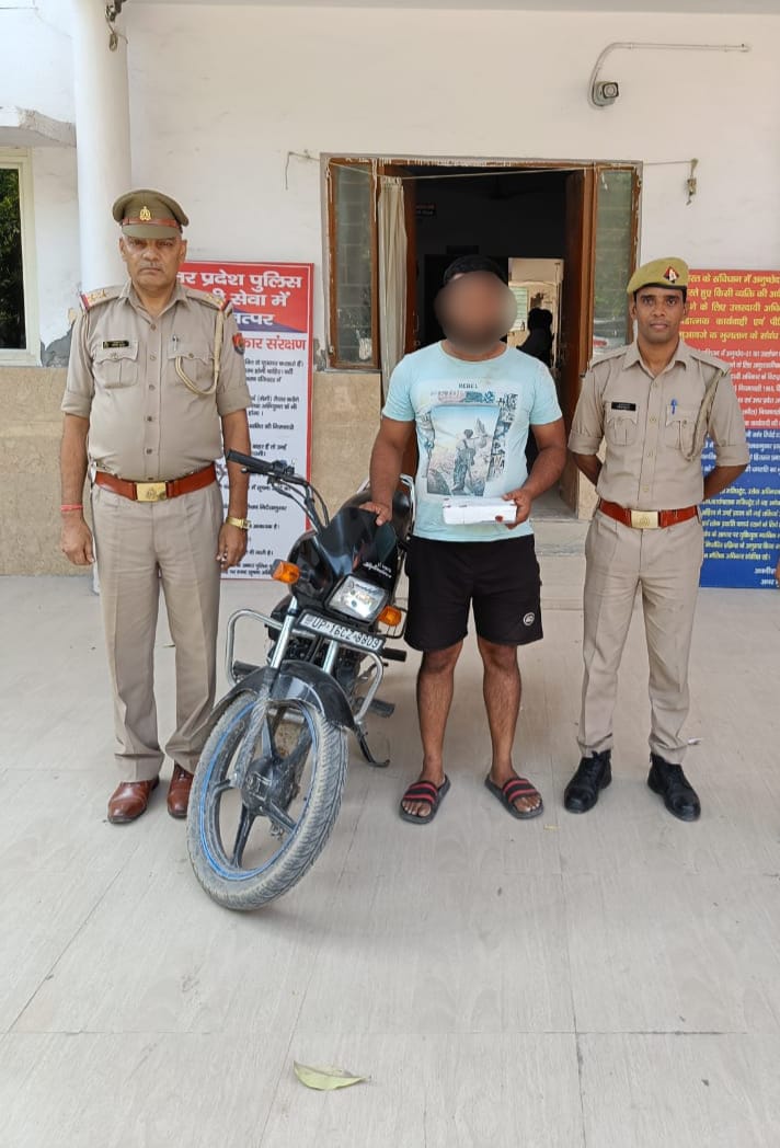 noidapolice's tweet photo. थाना सेक्टर-49 नोएडा पुलिस द्वारा मोबाइल स्नैचर गिरफ्तार, कब्जे से छीना हुआ मोबाइल आई0फोन व घटना मे प्रयुक्त मोटरसाइकिल बरामद। https://t.co/x3GmyLKdm6