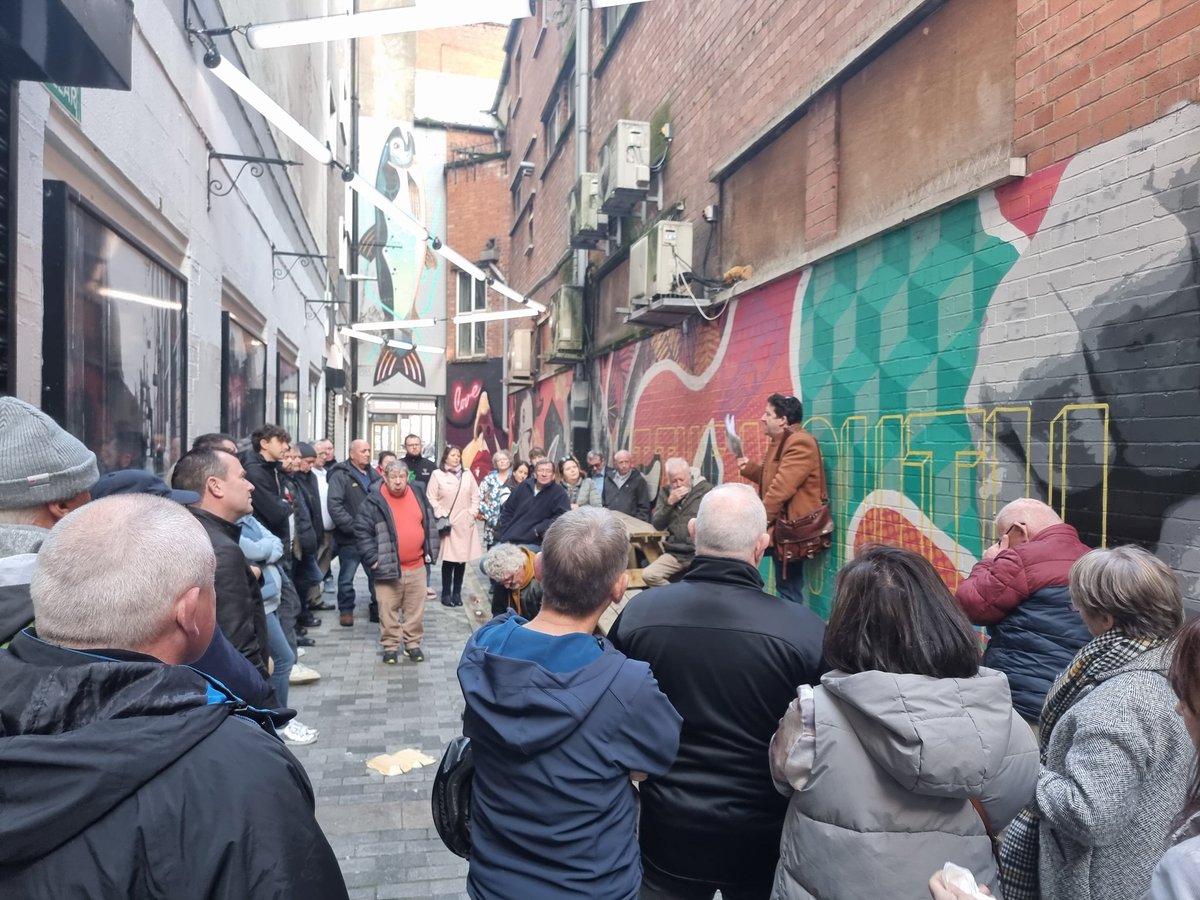 1798walkingtour's tweet photo. Down this lonely Belfast entry in the Crown Tavern today in 1791 stood Wolfe Tone, Drennan, Neilson, Simms, Russell etc.

They were launching the birth of Irish #democracy.

It began with the foundation of the 'The Society of UnitedIrishmen'

#CrownEntry
#PresbyterianRadicals https://t.co/SCSAK8bfP0