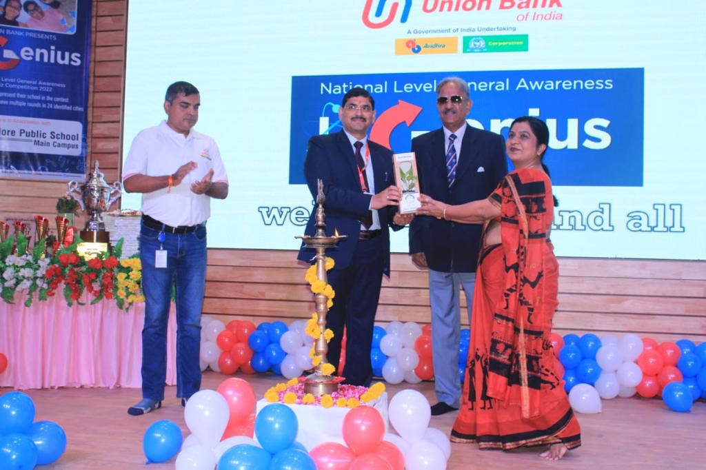 UnionBankTweets's tweet photo. #UGenius Quiz competition 2022 held in Indore today, The event was graced by Chief Guest Lt Gen (Retd) B.S.Sisodia and  FGM Shri. R. L Meena, where 450+ students/parents participate in the interactive Quiz.

#UnionBankOfIndia #GoodPeopleToBankWith
#AmritMahotsav https://t.co/BotbxTuNhB