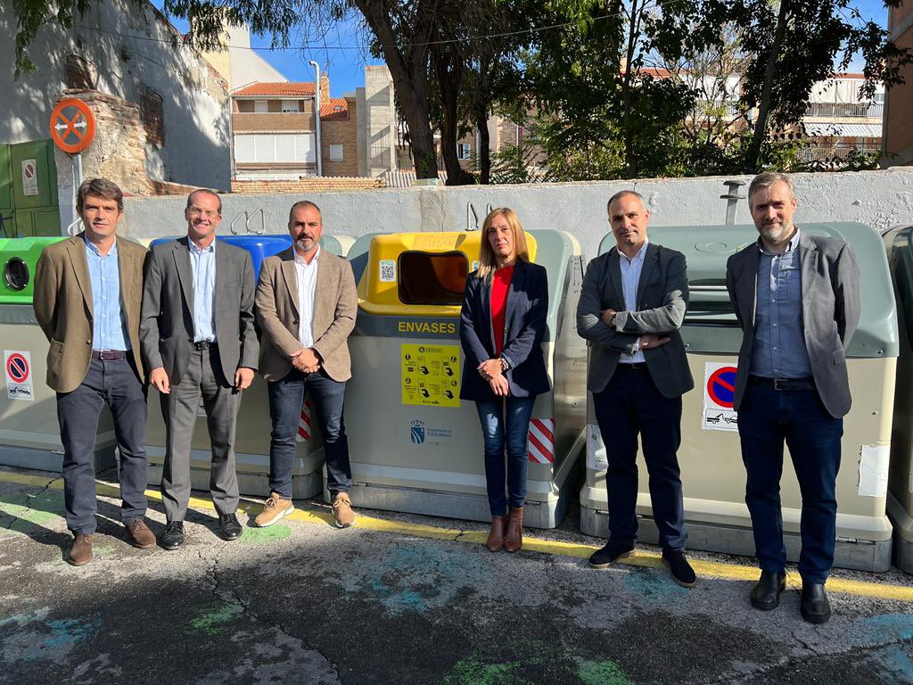 AytoFuenlabrada's tweet photo. El Ayuntamiento y @ecoembes presentan RECICLOS, el sistema que recompensa a los ciudadanos por reciclar en el contenedor amarillo https://t.co/Bntn5c7AuX