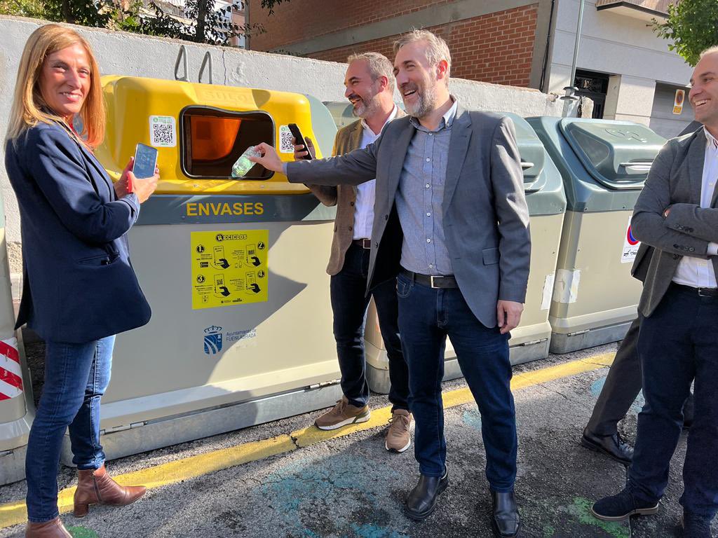 AytoFuenlabrada's tweet photo. El Ayuntamiento y @ecoembes presentan RECICLOS, el sistema que recompensa a los ciudadanos por reciclar en el contenedor amarillo https://t.co/Bntn5c7AuX