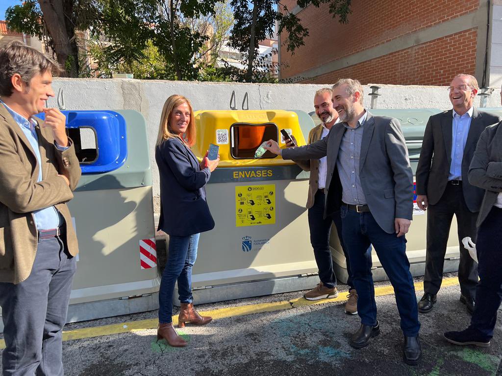 AytoFuenlabrada's tweet photo. El Ayuntamiento y @ecoembes presentan RECICLOS, el sistema que recompensa a los ciudadanos por reciclar en el contenedor amarillo https://t.co/Bntn5c7AuX