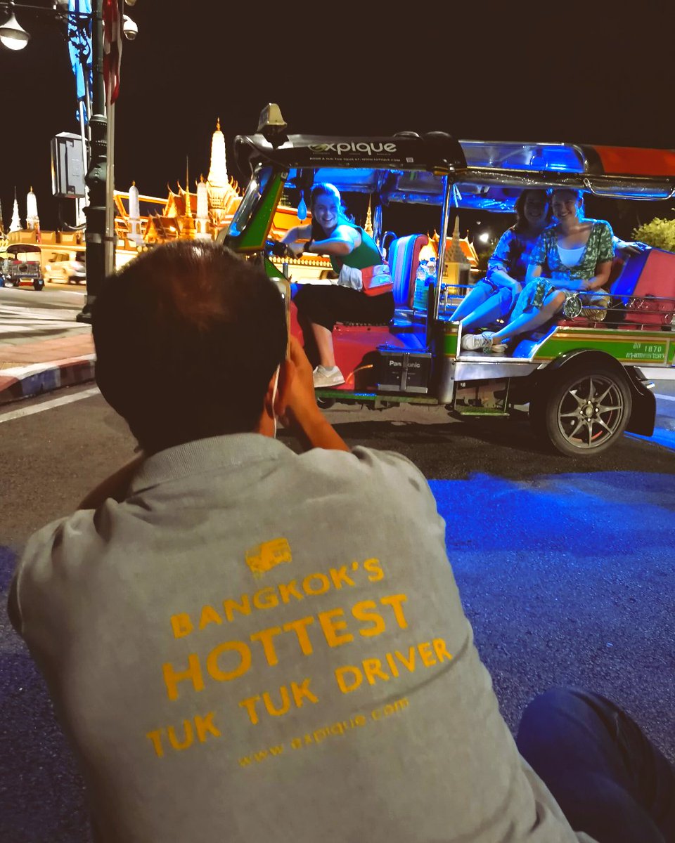 expique's tweet image. Bangkok's hottest tuk tuk driver also takes great photos of our guests 😀
#tuktuktour #bangkok #bangkokshottesttuktukdriver