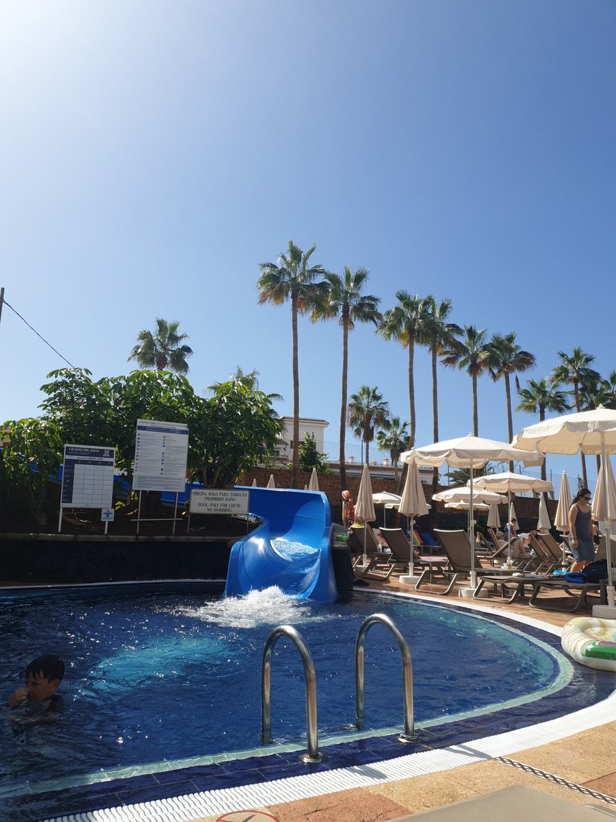 No rain here <a href="/bbctms/">Test Match Special</a>, easy listening by the pool 😎 👌