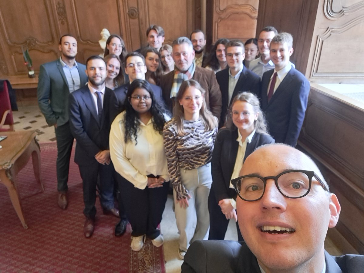 Les coulisses de la photo de promotion du Master droit du numérique <a href="/DroitNumeriCaen/">M2 Droit du Numérique Caen</a> <a href="/Universite_Caen/">Université de Caen Normandie</a> #fier