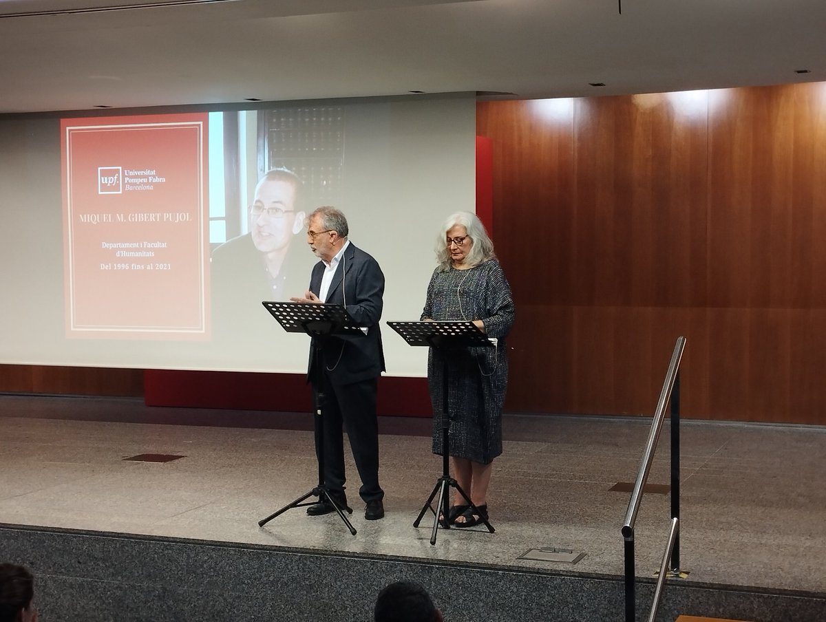 HumanitatsUPF's tweet photo. És el torn de l'agraïment al professor Miquel M. Gibert, per part del degà Josep M. Castellà #HumanitatsUPF https://t.co/vz5Lg5cq9i