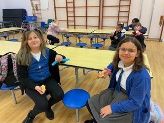 StanwellFieldsC's tweet photo. It's the early morning crew... Nothing beats a hot toasted bagel and cereal for breakfast and all for free. Thanks to Magic Breakfast and our staff volunteering. 08.20 every morning #magicbreakfast #chefsinschool @LDBSLAT https://t.co/clpLxPYkeq