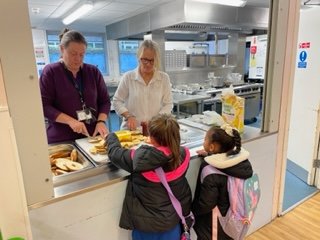 StanwellFieldsC's tweet photo. It's the early morning crew... Nothing beats a hot toasted bagel and cereal for breakfast and all for free. Thanks to Magic Breakfast and our staff volunteering. 08.20 every morning #magicbreakfast #chefsinschool @LDBSLAT https://t.co/clpLxPYkeq