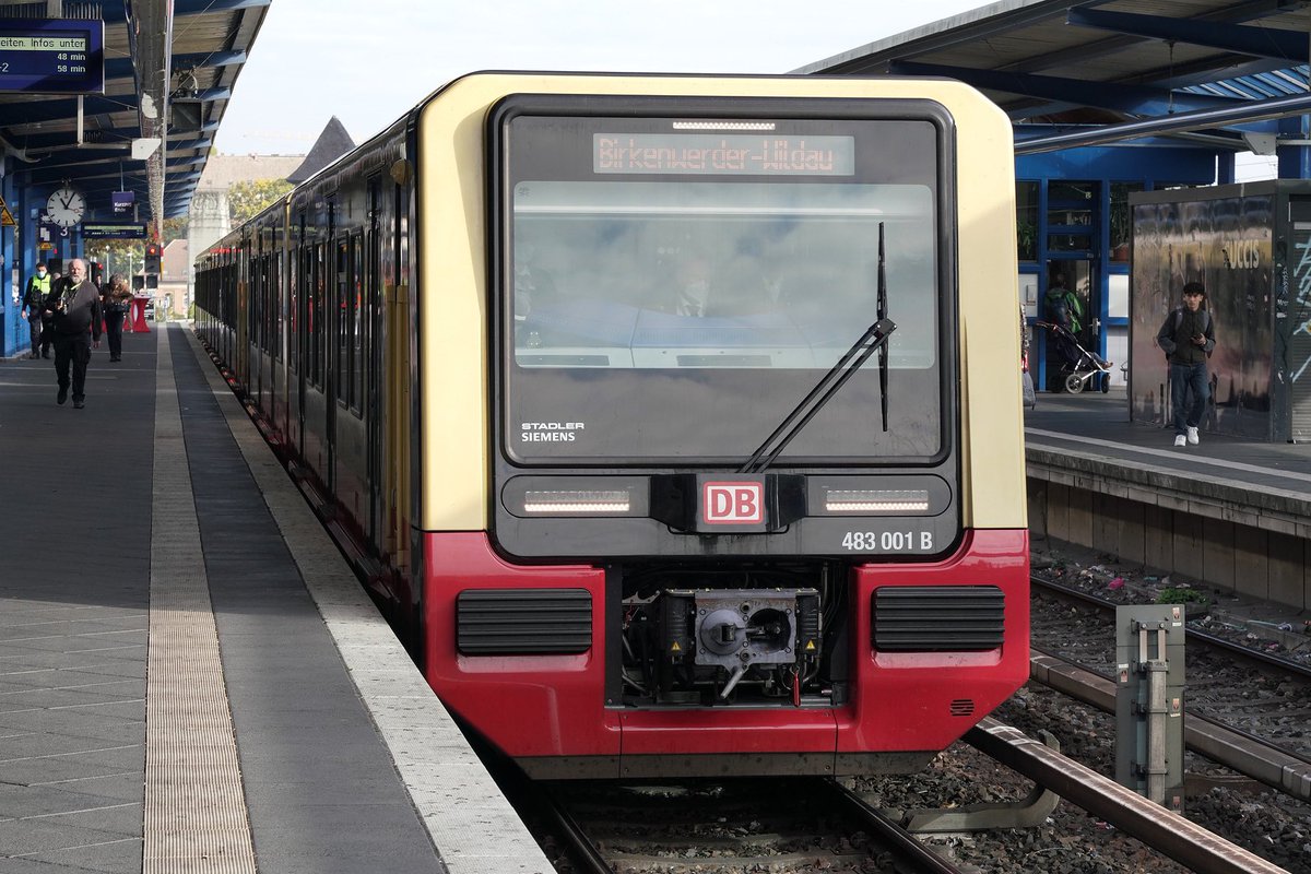 SBahnBerlin's tweet photo. Die #NeueSBahn auf der #S8: Zum Start haben Berlins Reg. Bürgermeisterin Franziska Giffey & Rainer Genilke, Staatssekretär für Infrastruktur & Landesplanung des Landes Brandenburg, einen Zug auf der #S8 von #Pankow nach #Treptower_Park einige Kilometer selbst gesteuert. https://t.co/kOTYfvUqTJ