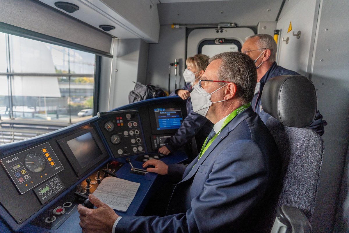 SBahnBerlin's tweet photo. Die #NeueSBahn auf der #S8: Zum Start haben Berlins Reg. Bürgermeisterin Franziska Giffey & Rainer Genilke, Staatssekretär für Infrastruktur & Landesplanung des Landes Brandenburg, einen Zug auf der #S8 von #Pankow nach #Treptower_Park einige Kilometer selbst gesteuert. https://t.co/kOTYfvUqTJ