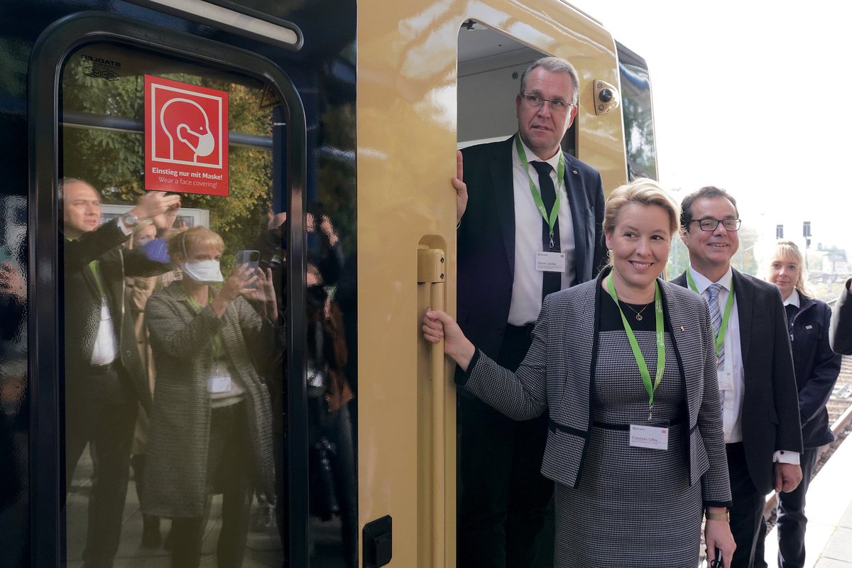 SBahnBerlin's tweet photo. Die #NeueSBahn auf der #S8: Zum Start haben Berlins Reg. Bürgermeisterin Franziska Giffey & Rainer Genilke, Staatssekretär für Infrastruktur & Landesplanung des Landes Brandenburg, einen Zug auf der #S8 von #Pankow nach #Treptower_Park einige Kilometer selbst gesteuert. https://t.co/kOTYfvUqTJ