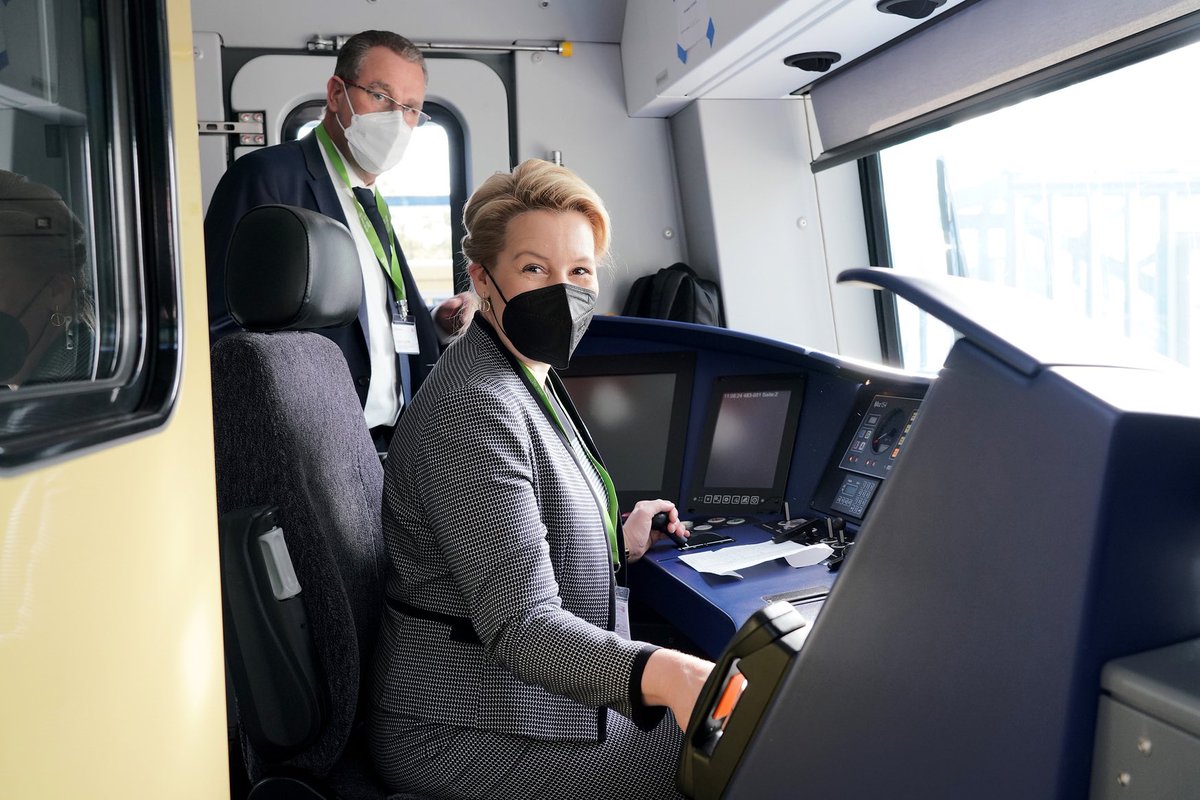 SBahnBerlin's tweet photo. Die #NeueSBahn auf der #S8: Zum Start haben Berlins Reg. Bürgermeisterin Franziska Giffey & Rainer Genilke, Staatssekretär für Infrastruktur & Landesplanung des Landes Brandenburg, einen Zug auf der #S8 von #Pankow nach #Treptower_Park einige Kilometer selbst gesteuert. https://t.co/kOTYfvUqTJ