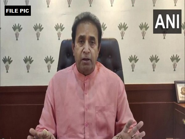 ANI's tweet photo. Former Maharashtra Home Minister and NCP leader Anil Deshmukh was taken to Jaslok Hospital from Arthur Road Jail. He was admitted to Jaslok Hospital today after the special PMLA court had allowed Anil Deshmukh to undergo angiography in a private hospital. https://t.co/DGDzLaP7C7