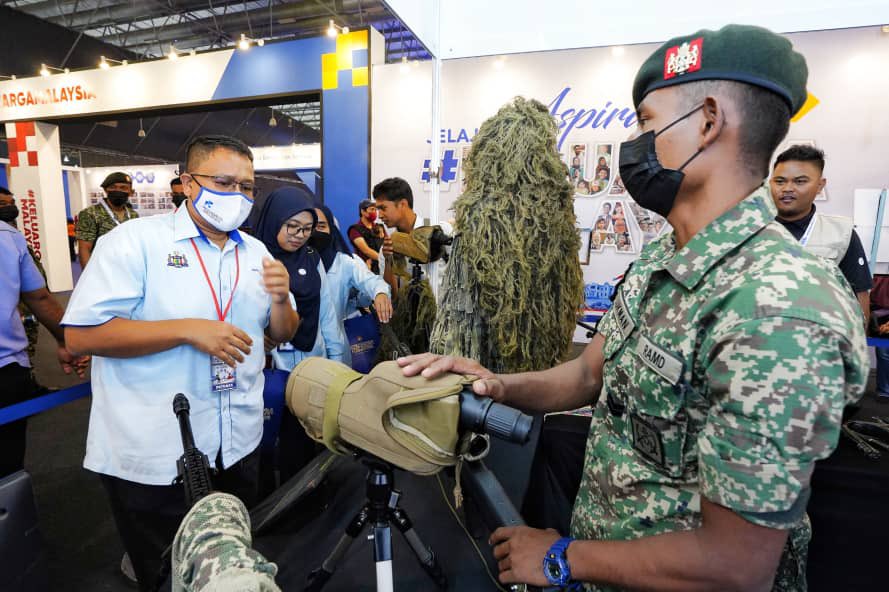 MINDEFMalaysia's tweet photo. Sambutan hari pertama booth MINDEF K04 amat meriah di MITC Ayer Keroh, Melaka.
Program Jelajah Aspirasi Keluarga Malaysia (AKM) ini berlangsung selama 3 hari bermula 14-16 Okt 2022.
Jumpa di sana!
#MindefMalaysia
#MindefUpdate
#AKMMinDef
#ATMSentiasaBersepadu
#kesiapsiagaan https://t.co/MYs6cchq2B