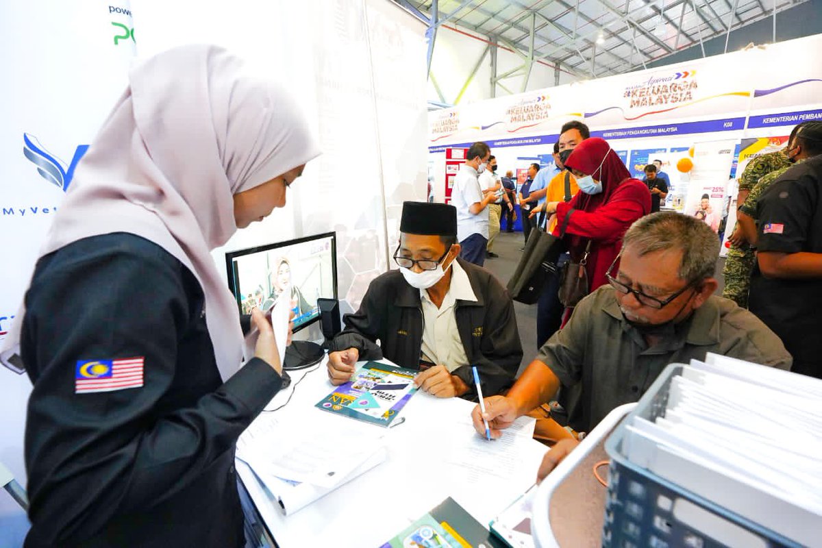 MINDEFMalaysia's tweet photo. Sambutan hari pertama booth MINDEF K04 amat meriah di MITC Ayer Keroh, Melaka.
Program Jelajah Aspirasi Keluarga Malaysia (AKM) ini berlangsung selama 3 hari bermula 14-16 Okt 2022.
Jumpa di sana!
#MindefMalaysia
#MindefUpdate
#AKMMinDef
#ATMSentiasaBersepadu
#kesiapsiagaan https://t.co/MYs6cchq2B