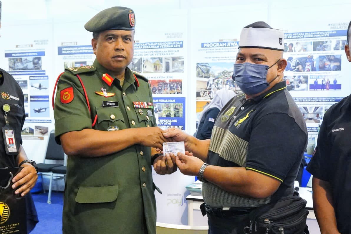 MINDEFMalaysia's tweet photo. Sambutan hari pertama booth MINDEF K04 amat meriah di MITC Ayer Keroh, Melaka.
Program Jelajah Aspirasi Keluarga Malaysia (AKM) ini berlangsung selama 3 hari bermula 14-16 Okt 2022.
Jumpa di sana!
#MindefMalaysia
#MindefUpdate
#AKMMinDef
#ATMSentiasaBersepadu
#kesiapsiagaan https://t.co/MYs6cchq2B