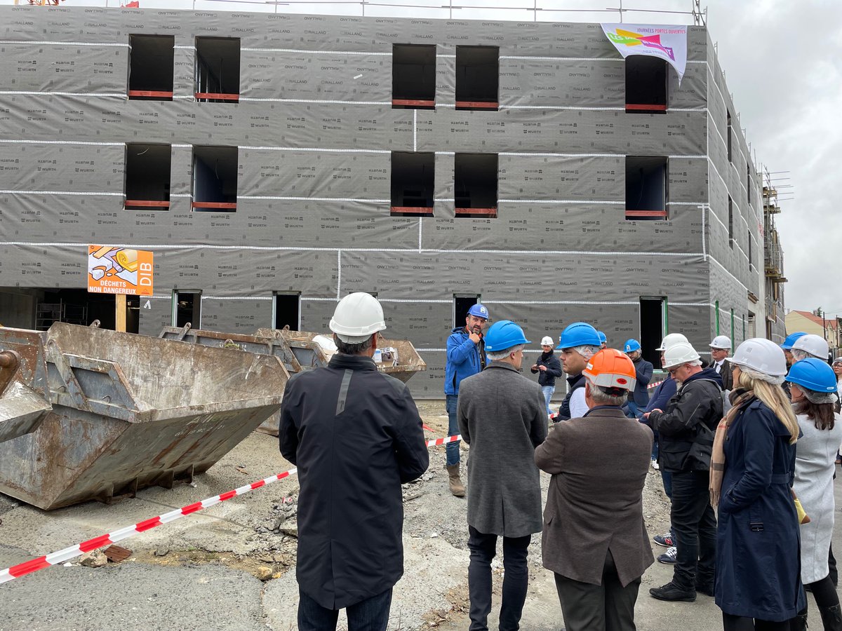 arnaud_bazinVO's tweet photo. Visite avec la @FFB95 des « coulisses du bâtiment «  sur le chantier du CDFAS qui accueillera la délégation américaine aux JO 2024. https://t.co/FK3XAC5w73
