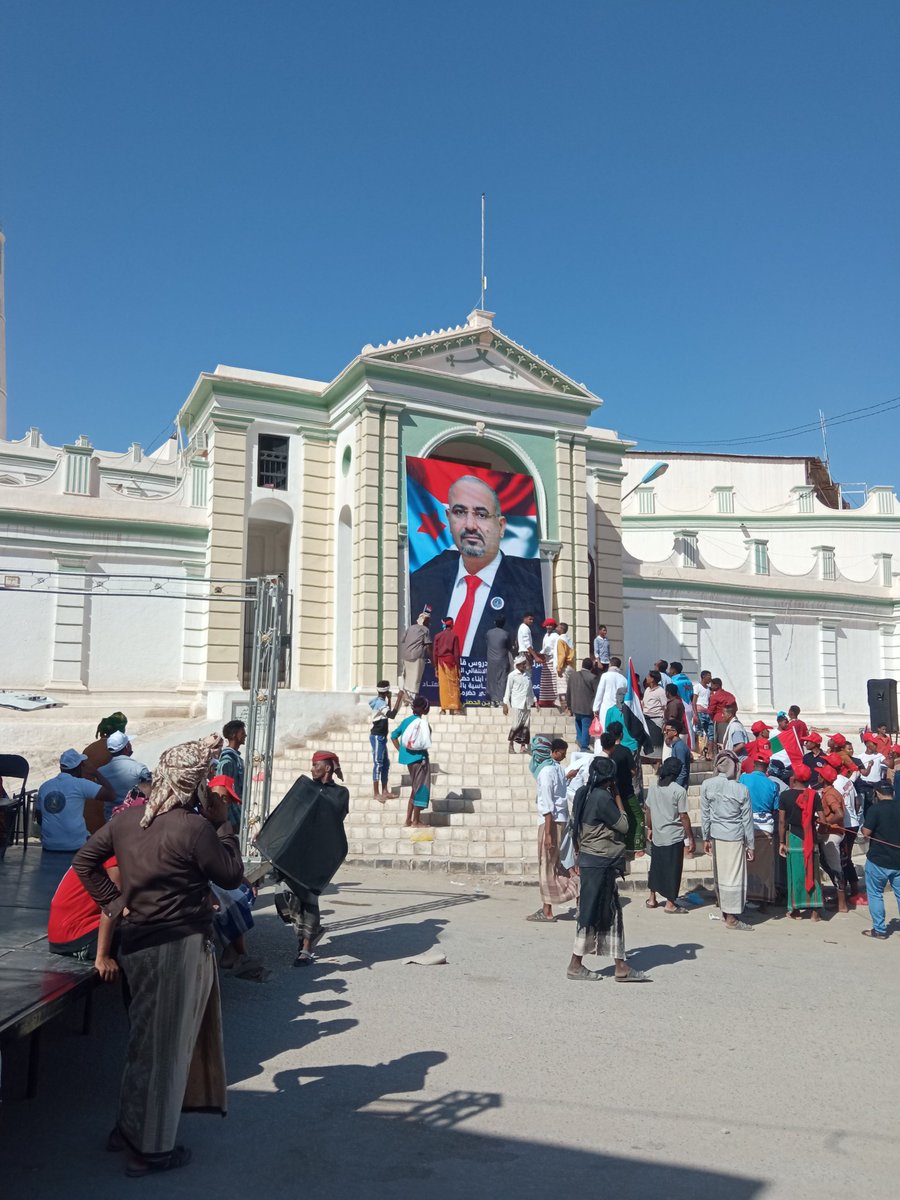 الآن صورة الرئيس ترفع من على بوابة القصر