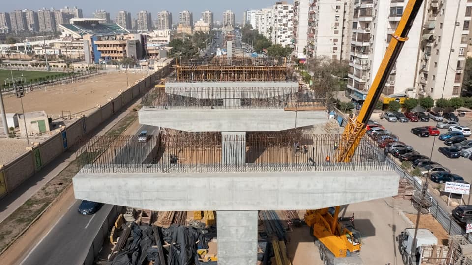 r_ventosa's tweet photo. Construcción del viaducto de la línea de monorraíl Cairo-Ciudad 6 de Octubre, una de las dos que ejecuta actualmente Egipto. Son 43 km de viaducto continuo, con 13 estaciones elevadas. Diseño de SENER.
#ViernesdePuentes #EspañolasPorAhí https://t.co/sd5dsDzZFN