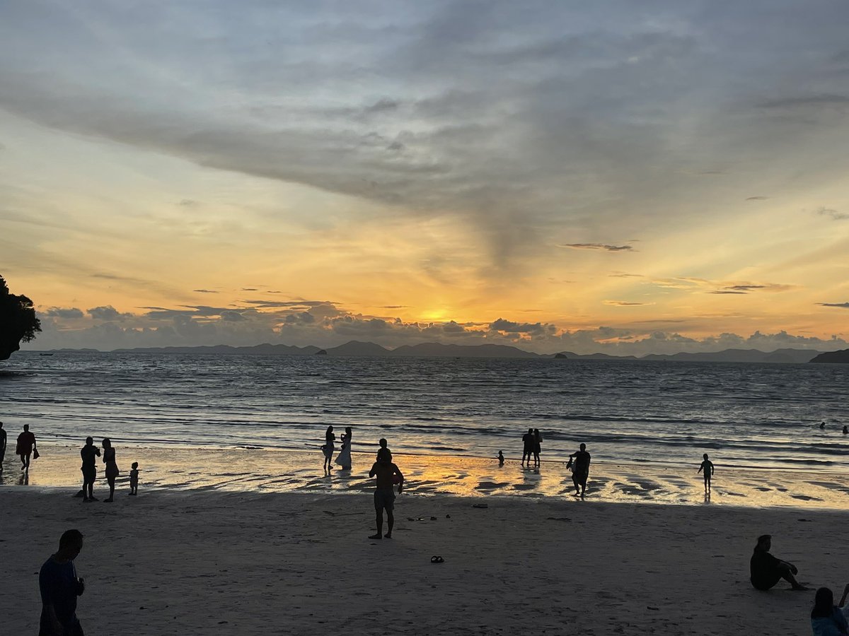 javi_san_cooper's tweet photo. Atardecer en Railay 🇹🇭

#tailandia #thai #monicooptooth https://t.co/ze8Fil7vk3