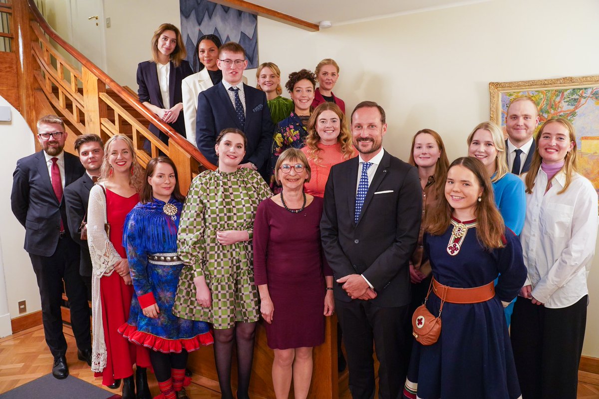 NorwayinIceland's tweet photo. HRH Crown Prince Haakon attended a dinner hosted by 🇳🇴 Ambassador @AudLise 
Guests were 🇮🇸&amp;🇳🇴 young adults + State Secretary @EivindVP 
📷Liv Anette Luane/@Kronprinsparet  Thank you all for a lovely evening. https://t.co/5EibufGlM1