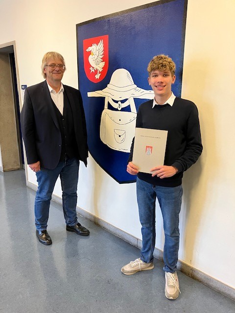 Bezirksamt Wandsbek (@bawandsbek) on Twitter photo Bezirksamtsleiter <a href="/TRitzenhoff/">Thomas Ritzenhoff</a> begrüßte den Abiturienten Tobias bei uns im Bezirksamt & beglückwünschte ihn zu seinem Abitur: Mit einer Punktzahl von 885 von möglichen 900 Punkten war er der beste Schüler in #Wandsbek-Kern seit Jahren! 📚
Wir wünschen viel Erfolg für die Zukunft! Bezirksamtsleiter <a href="/TRitzenhoff/">Thomas Ritzenhoff</a> begrüßte den Abiturienten Tobias bei uns im Bezirksamt & beglückwünschte ihn zu seinem Abitur: Mit einer Punktzahl von 885 von möglichen 900 Punkten war er der beste Schüler in #Wandsbek-Kern seit Jahren! 📚
Wir wünschen viel Erfolg für die Zukunft!