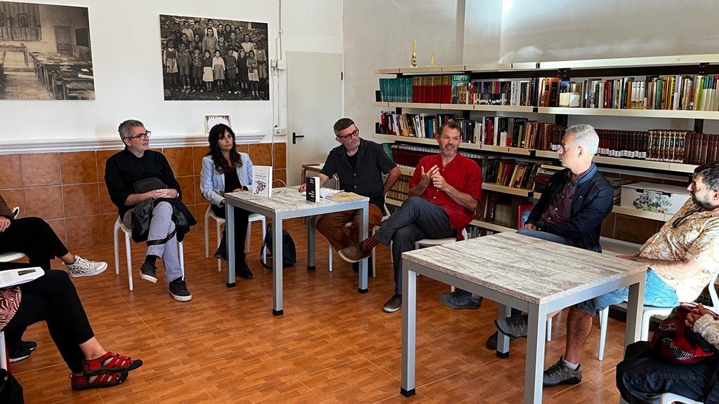 📣Segona jornada de l'AVAN'02. Sessió matinal a Viver. Els mediadors, Vicente Ferrer i Cristina Herrero, exposen el treball de recerca realitzat sobre el projecte 'Cartografies nòmades: Mobilització del
coneixement de les escoles de masos de Castelló' a Ragudo. 
<a href="/UJIuniversitat/">Universitat Jaume I</a>