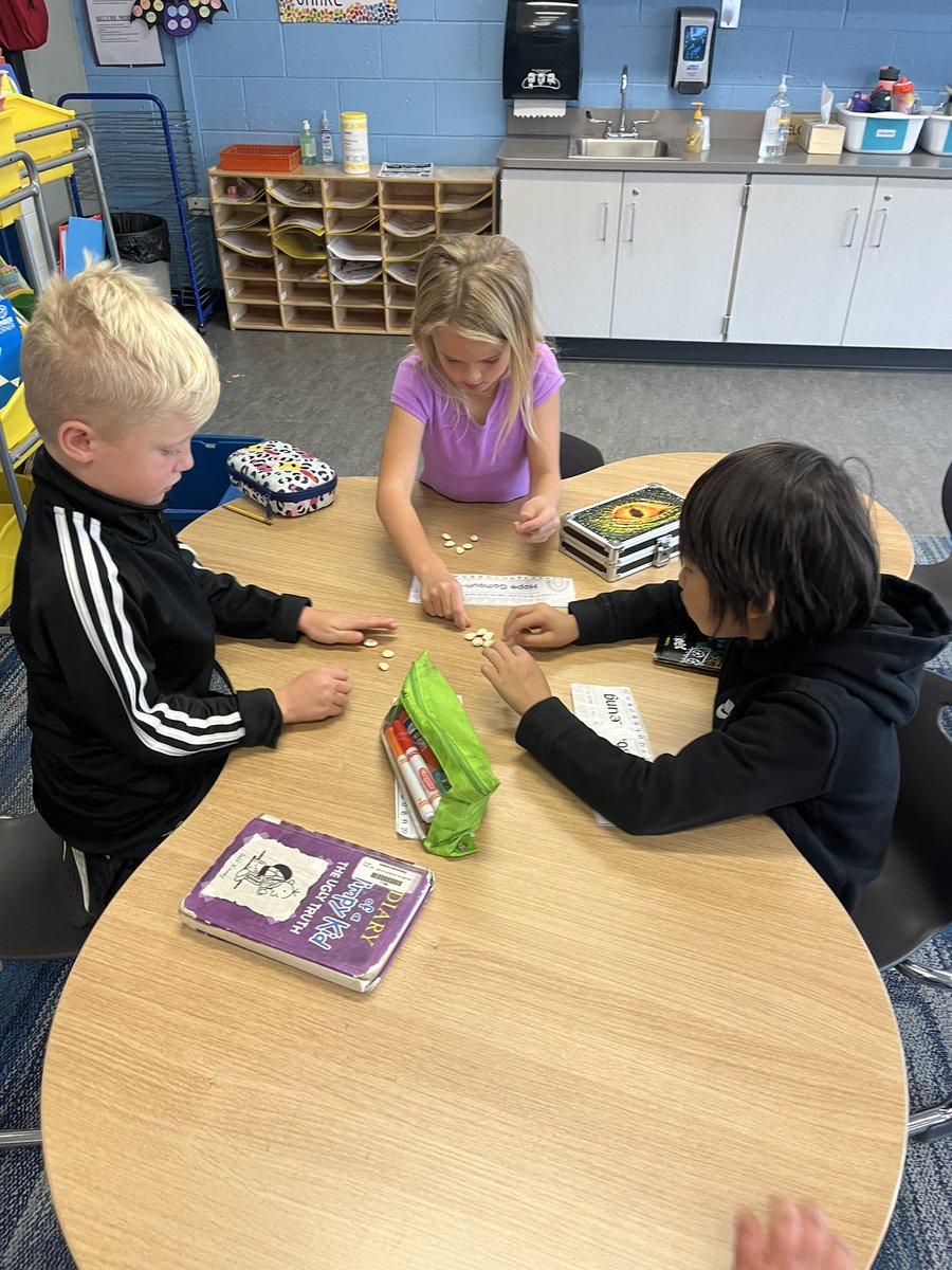 abergersclass's tweet photo. Intro to place value- so much fun! @Jyouanes_ADDAMS #addamslearners https://t.co/M5oVZKpFbo