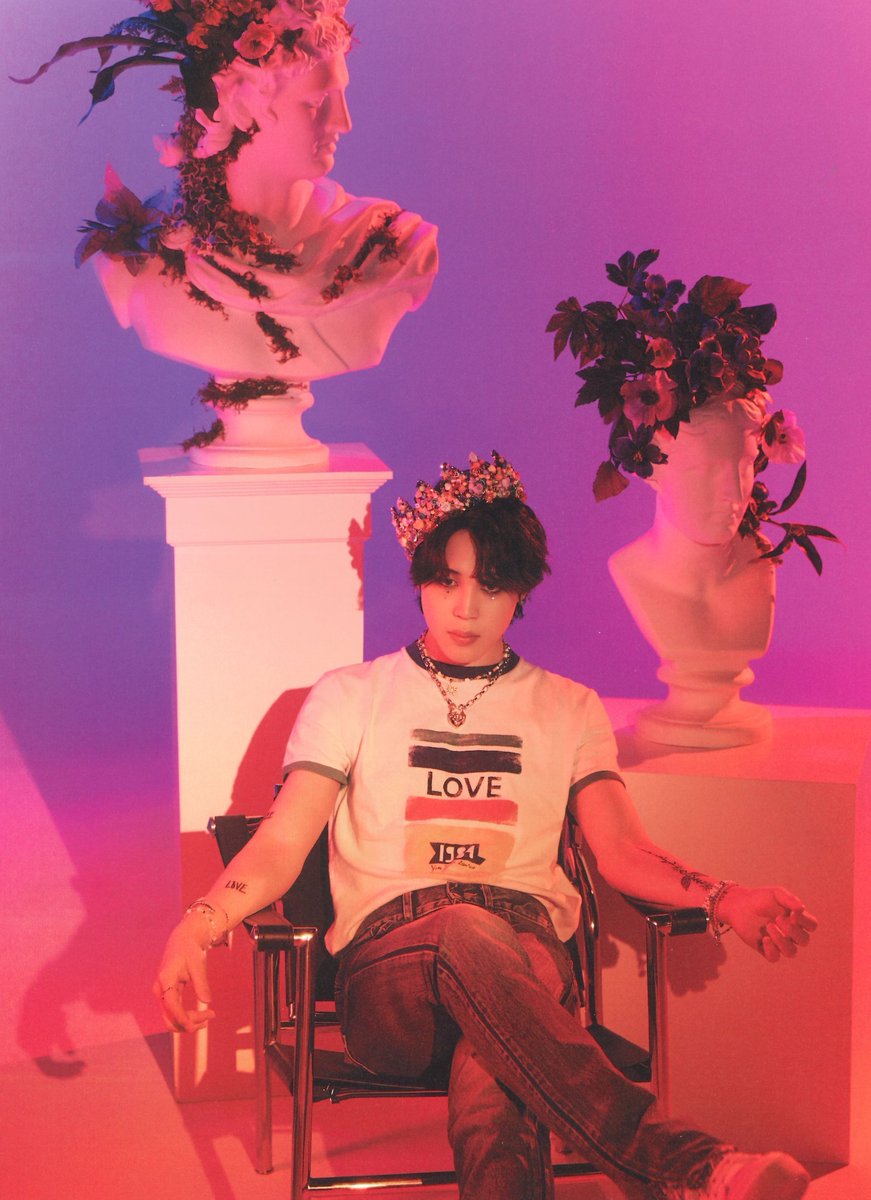 SrtJeonPark's tweet photo. A paleta de cor da bandeira bi, a tattoo "free love", a beleza incalculável e entorpecente, a maquiagem de brilhinho, a camisa, a coroa, cada detalhe... Eu tô um caos, era isso que você queria, Park Jimin? https://t.co/ifGZ4BepF3