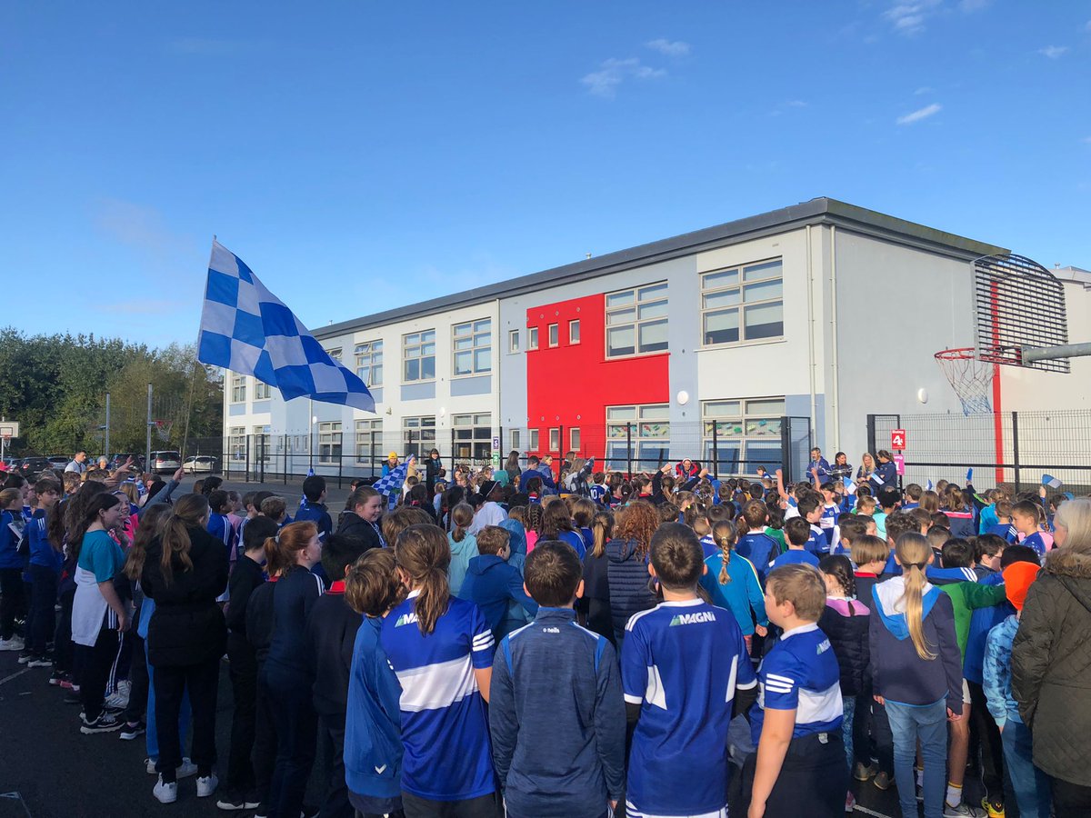 Chuireamar cèad mìle fàilte roimh Mò, Eimear agus Clodagh chun na Gaelscoile inniu le Corn Mary Quinn 🏆⚽️💙🤍.
Comhghairdeachas <a href="/CLGLaois/">Laois GAA</a> @laoiscnmb <a href="/PortlaoiseParis/">Portlaoise Parish</a> <a href="/PortlaoiseGAA/">Portlaoise GAA</a>