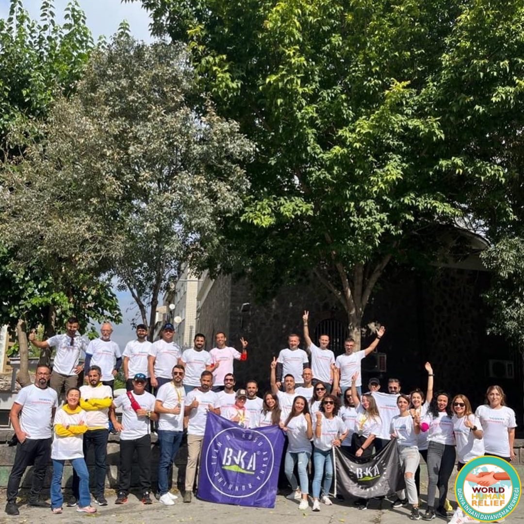 9 Ekim’de Kayseri yarı maratonunda "Bi Koşu Adana" ve "Siemens Healthineers" Hakkari Çukurca Üzümlü Köyü'nde yaptığımız okulumuzun kütüphanesine kitap bağışı için koştular.😎 Bu koşudan gelen kitaplar Hakkari Çukurca'daki çocuklarımızla buluşacağı için çok mutluyuz. ++