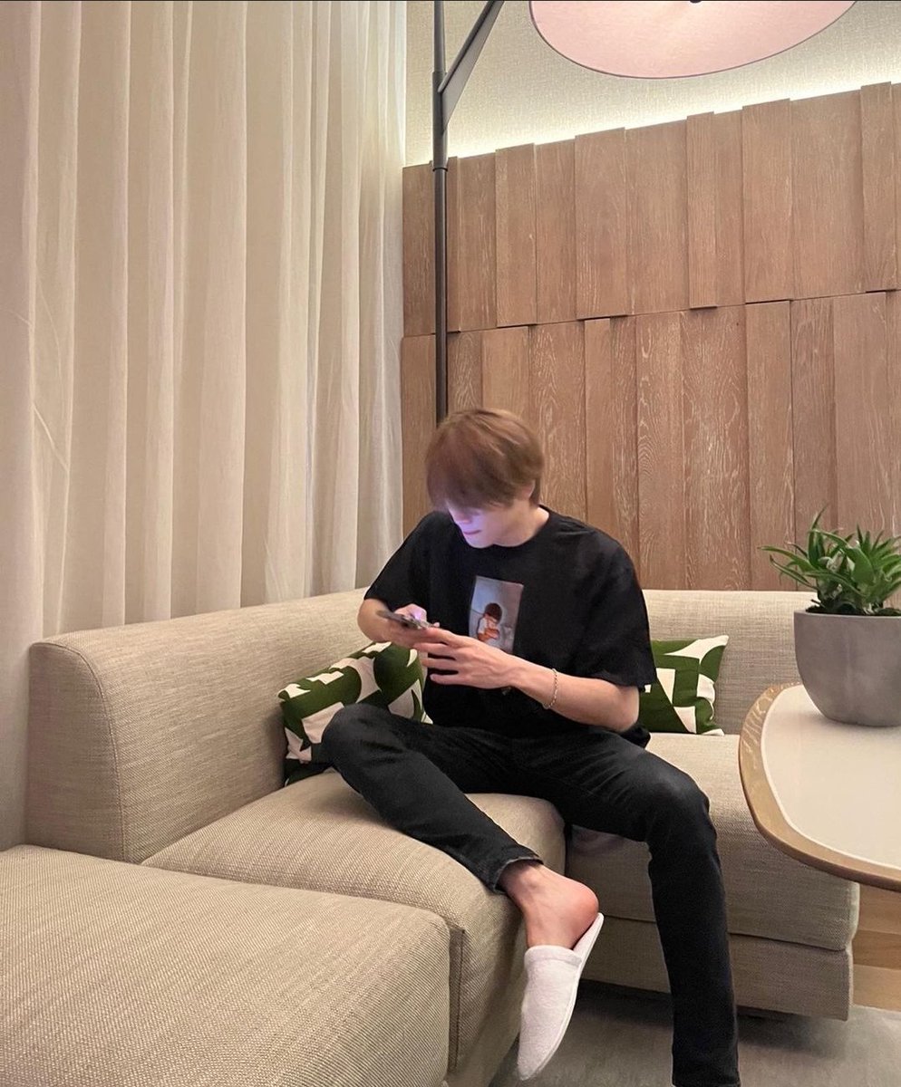 back from unpopular demand: nctyuuno and his iconic shirt and his chronic manspreading behavior.