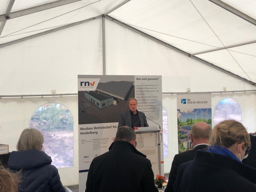 H2_MOBILITY_DE's tweet photo. Heute fand ein Spatenstich im Wieblinger Weg 92, Heidelberg statt. Hier entsteht ein speziell auf die Nutzung der H2-Technologie ausgelegter Betriebshof.
#FortschrittTanken #Wasserstoff #Hydrogen #H2MOBILITY #MultitalentWasserstoff #onlytwosolutions #Wasserstoffsofa #WDW https://t.co/LztrCQQItU
