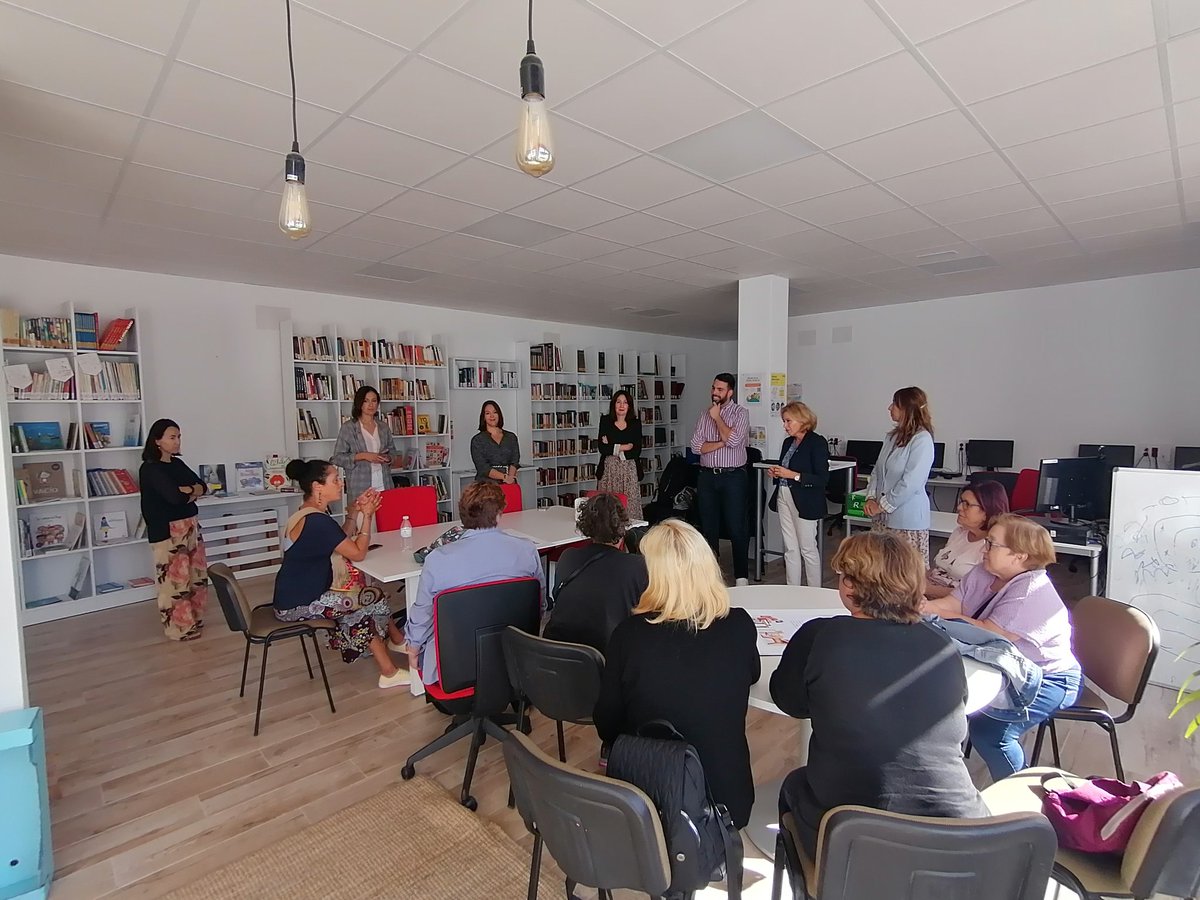 ArrabalAID's tweet photo. Presentando en @CGJubrique #Abisal @ArrabalAID, iniciativa para fomentar la #EconomíaVerde y los #EmpleosDigitales en entornos rurales+urbanos con @EmpleoJunta+@P_Recuperacion. @carmenssierra_ y el alcalde Alberto Benítez animan a las mujeres a impulsar proyectos #sostenibles. https://t.co/nDbYK9oHZw
