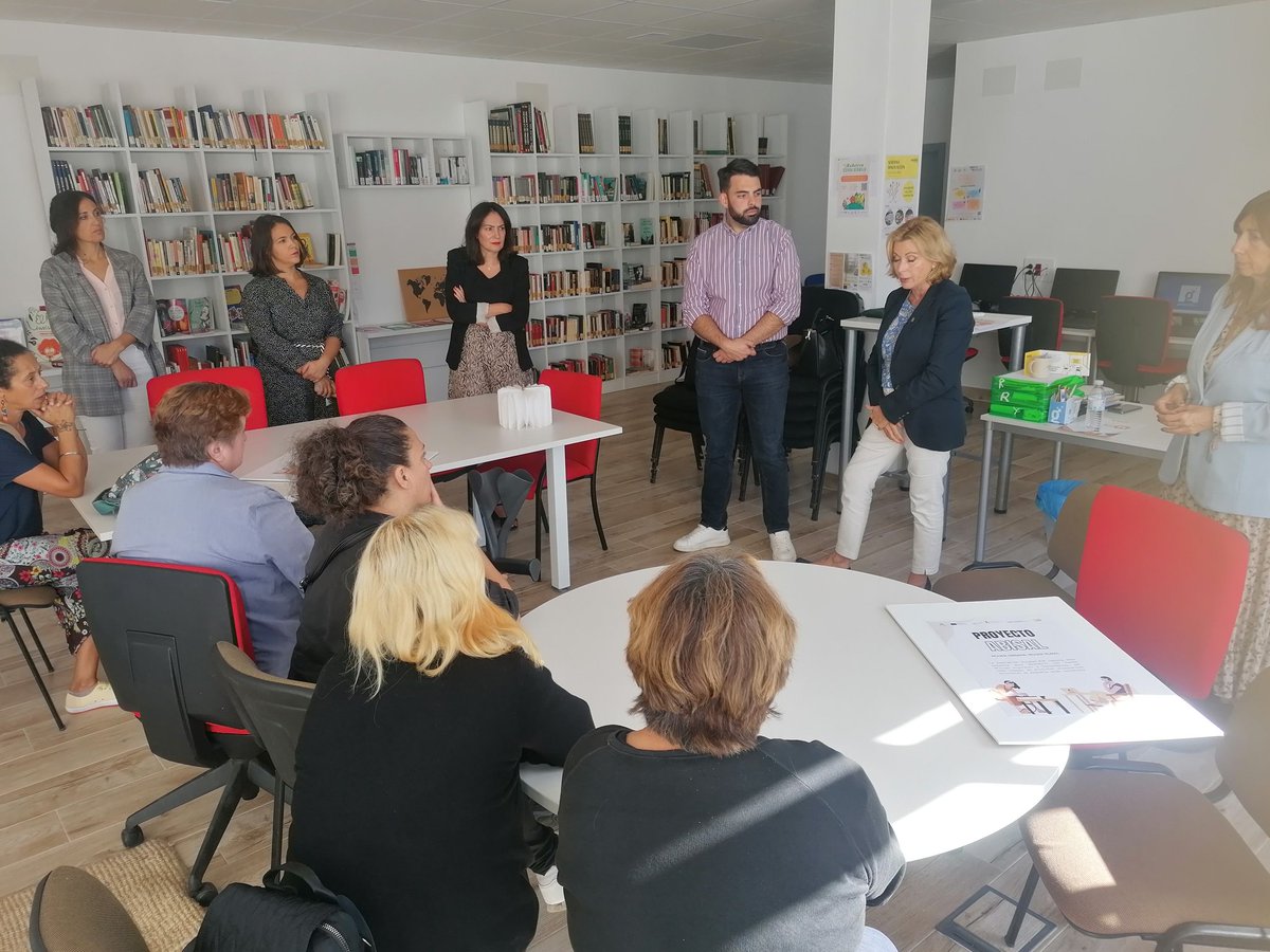 ArrabalAID's tweet photo. Presentando en @CGJubrique #Abisal @ArrabalAID, iniciativa para fomentar la #EconomíaVerde y los #EmpleosDigitales en entornos rurales+urbanos con @EmpleoJunta+@P_Recuperacion. @carmenssierra_ y el alcalde Alberto Benítez animan a las mujeres a impulsar proyectos #sostenibles. https://t.co/nDbYK9oHZw